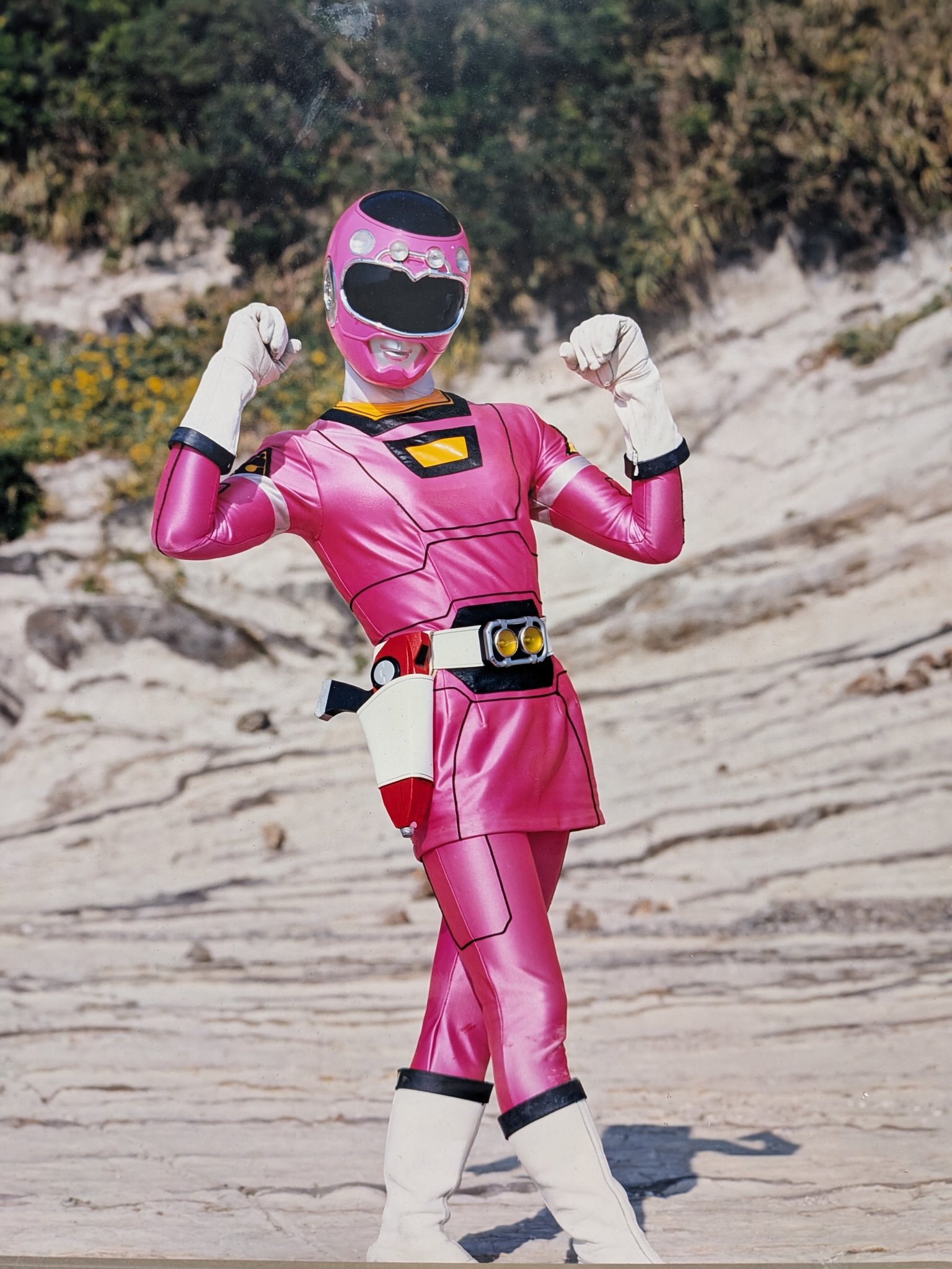 A Pink Racer de Gekisou Sentai Carranger em pose de vitória